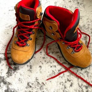 Columbia Newton Ridge Plus Hiking and Water Proof boots. New without tags